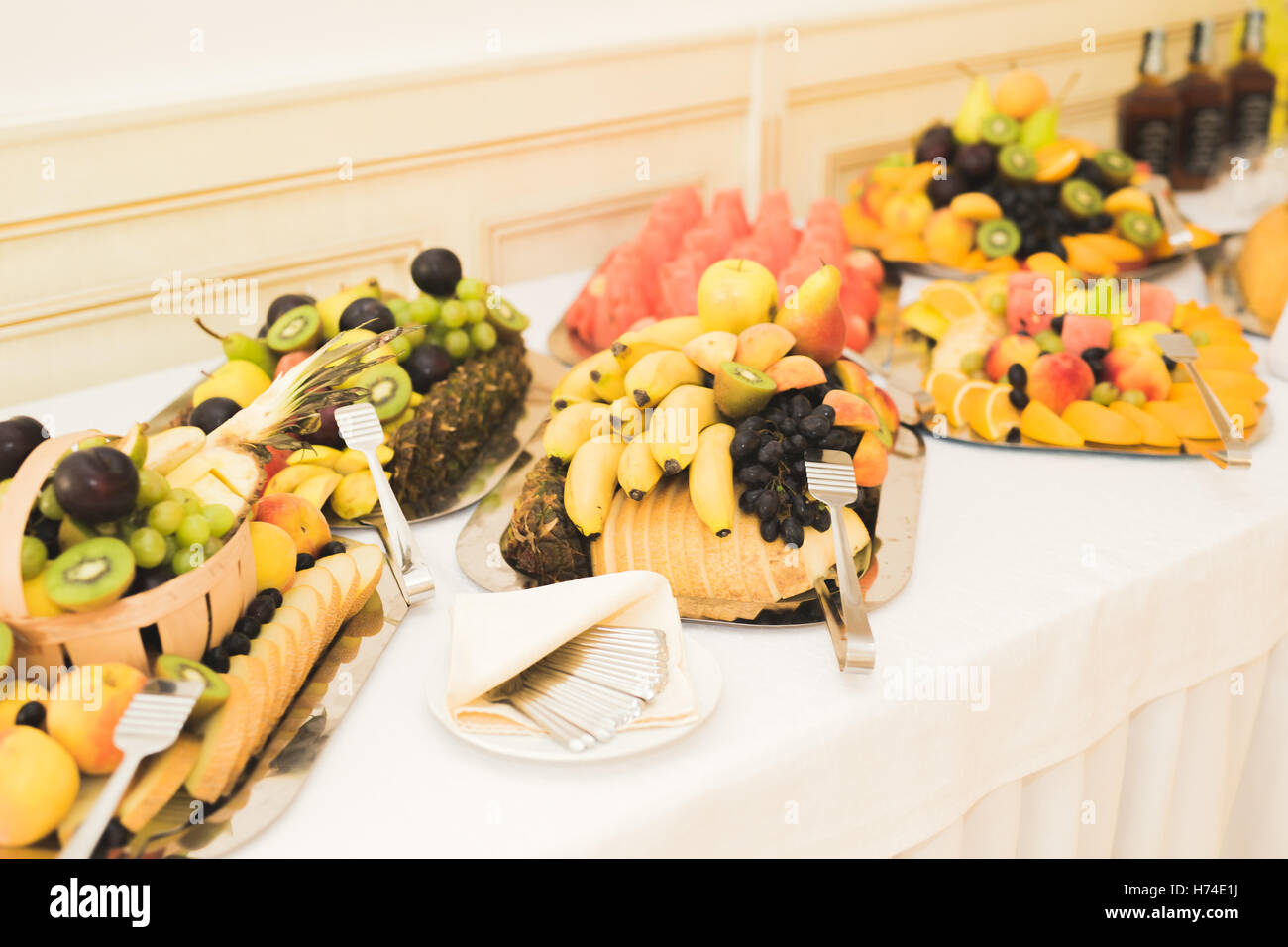 Diverses tranches de fruits doux sur une table de buffet Banque D'Images