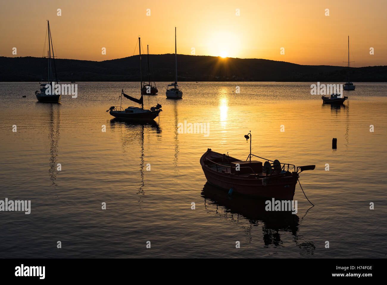 Divers bateaux au coucher du soleil dans le golfe Pagasétique, Grèce Banque D'Images