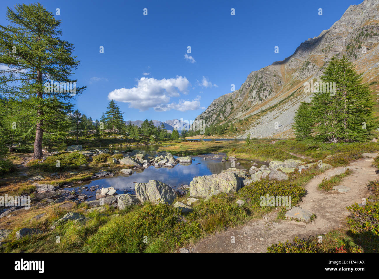Lake avec Arpy réflexions - Lago d'Arpy, vallée d'Aoste, Alpes Italiennes Banque D'Images