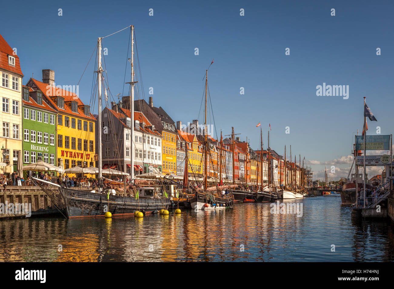 Canal Nyhavn de Copenhague - La célèbre ligne de maisons colorées Banque D'Images