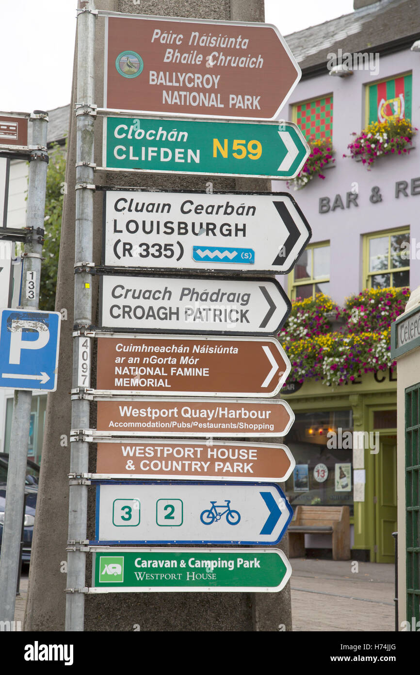 Des panneaux de direction de rue traditionnels, Westport, Irlande Banque D'Images