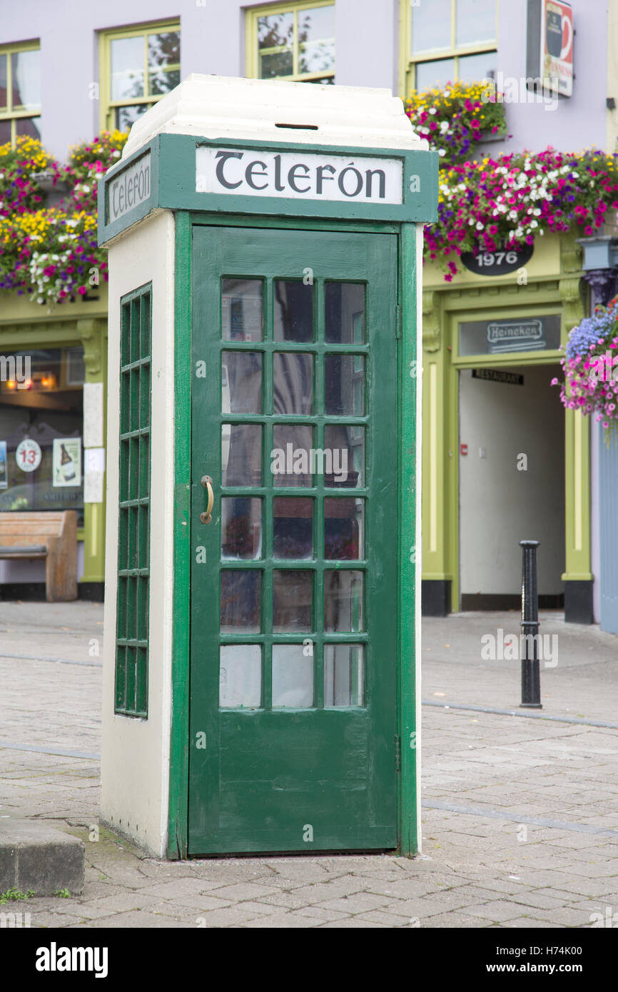 - Cabine téléphonique traditionnel Telefon, Westport, Irlande Banque D'Images