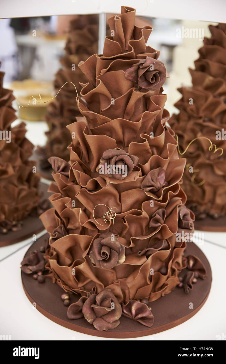 Gâteau au chocolat décoré dans une boulangerie Banque D'Images