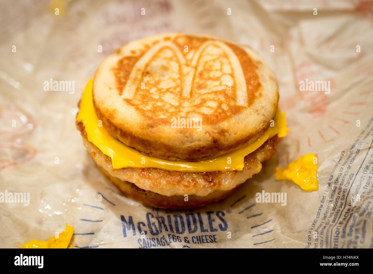 Un McDonald's, saucisse, Œuf et fromage sandwich déjeuner McGriddle. Banque D'Images