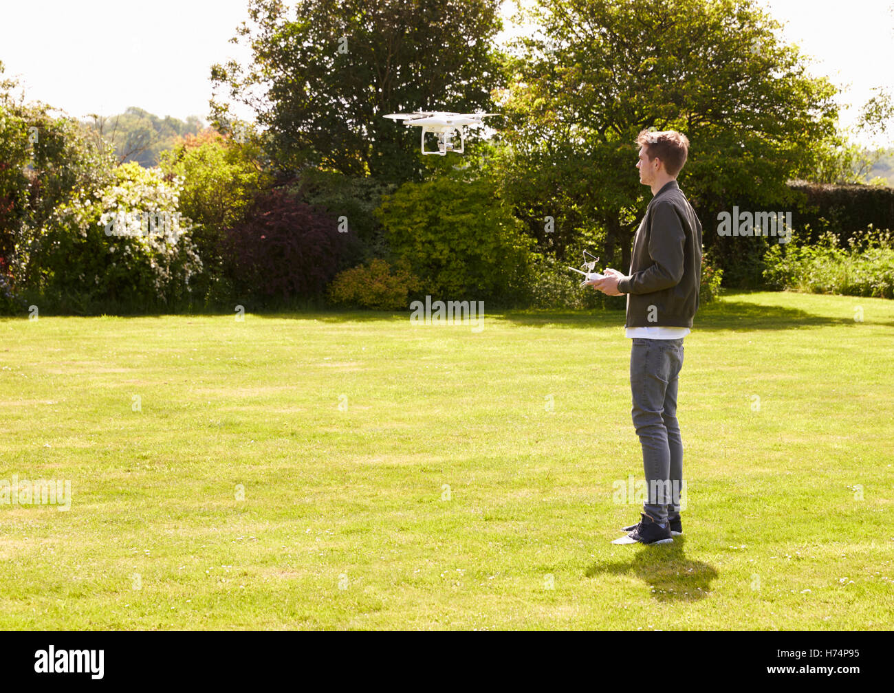 Drone Quadcopter Flying Man In Garden Banque D'Images