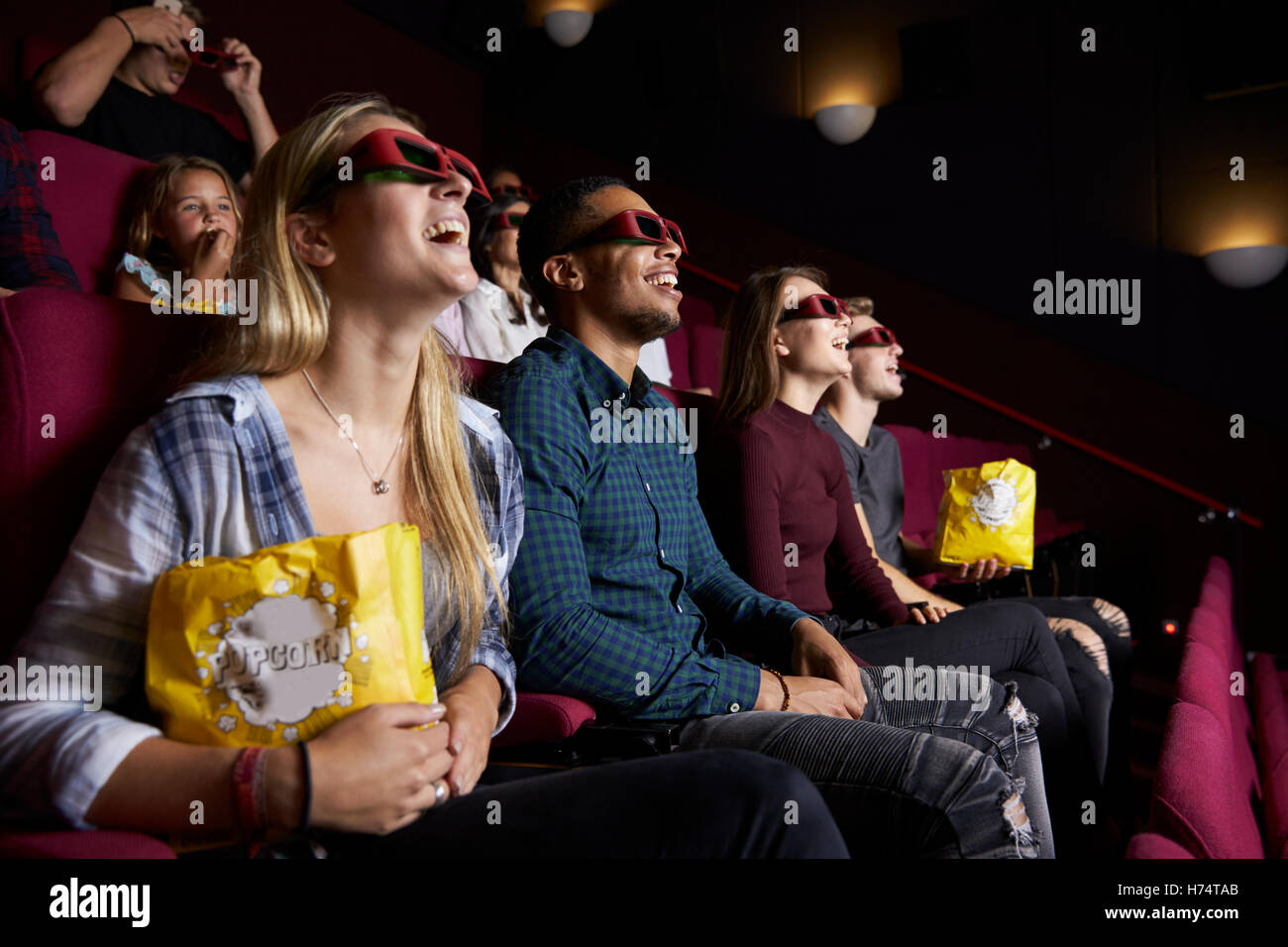 Young Couple In the Cinema Regarder Film Banque D'Images