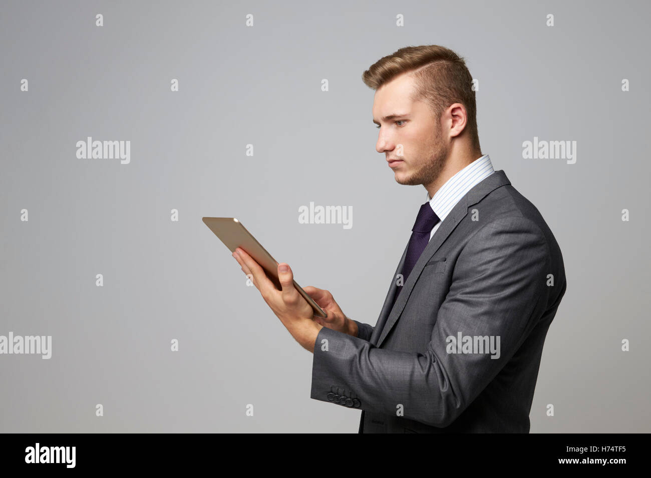 Studio Portrait Of Businessman Using Digital Tablet Banque D'Images