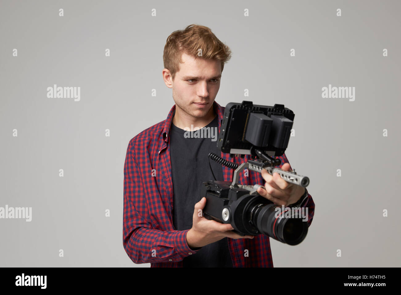 Studio Portrait de femme vidéaste avec appareil photo Banque D'Images
