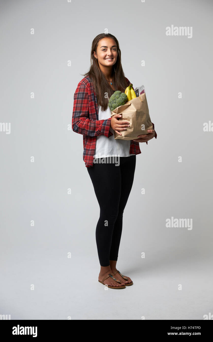 Studio Portrait de femme Nutritionniste avec sac de nourriture Banque D'Images