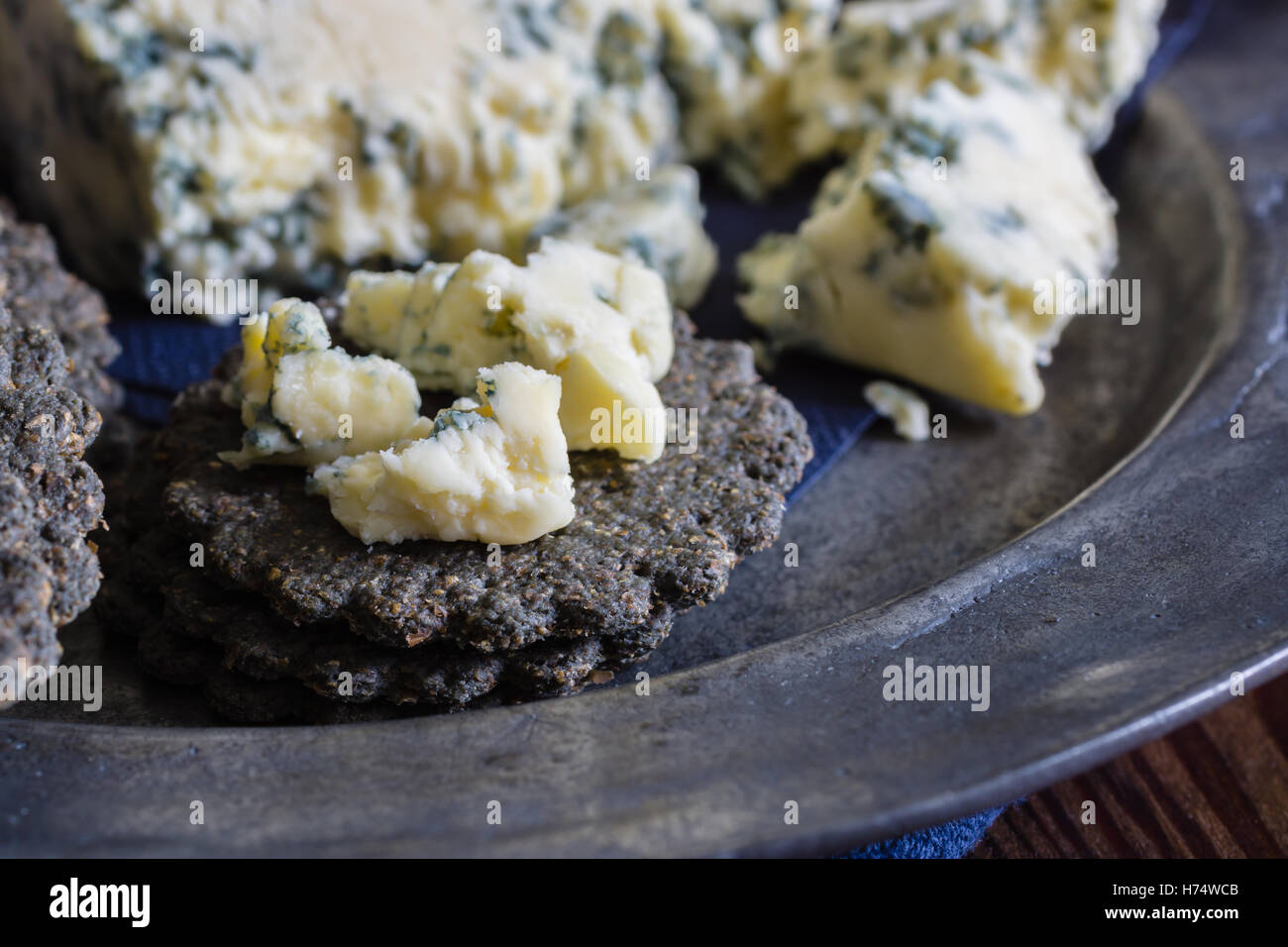Biscuits avec du charbon de fromage Stilton Anglais mature Banque D'Images