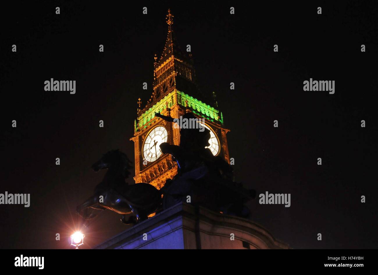 Big Ben et une statue de Boadicée, la nuit. Banque D'Images