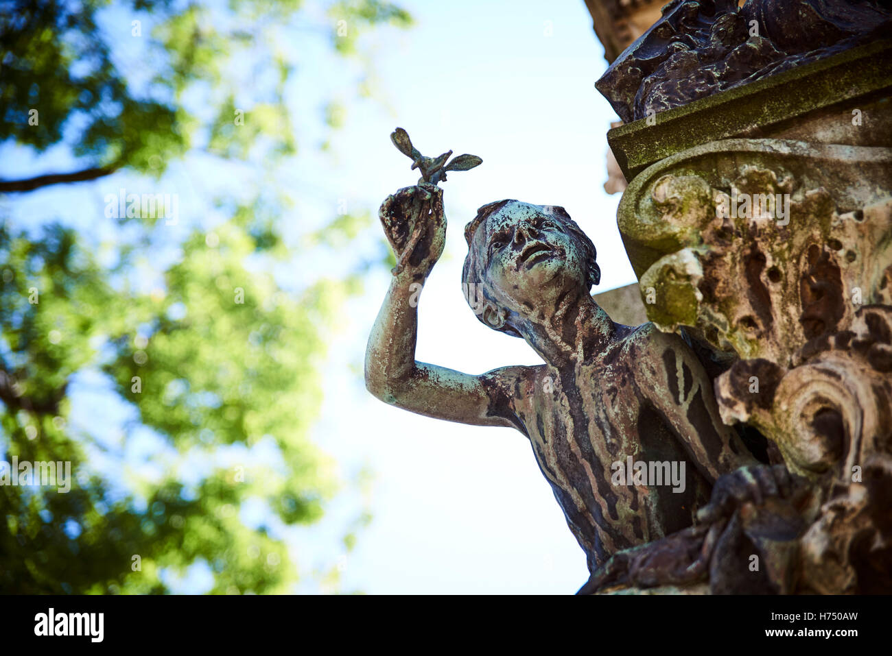 Garçon sur pierre tombale au cimetière du Père Lachaise, Paris, France Banque D'Images