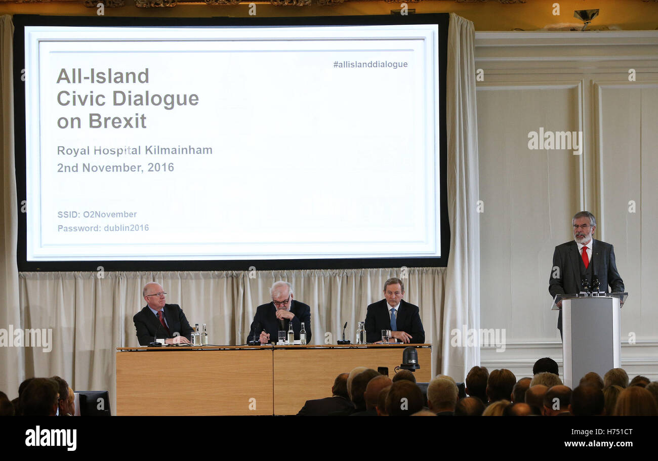 Leader du Sinn Fein Gerry Adams (à droite), Premier ministre irlandais Enda Kenny (deuxième à droite) et le ministre des Affaires étrangères, Charlie Flanagan (à gauche) à l'All-Island le dialogue civique sur Brexit au Royal Hospital Kilmainham à Dublin. Banque D'Images