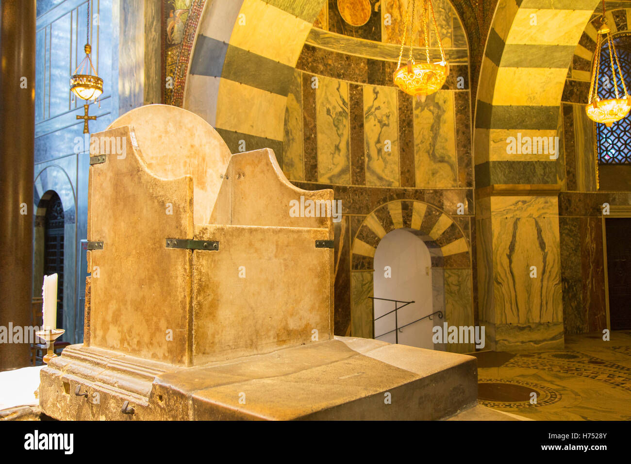 Le Trône de Charlemagne à Aix-la-Chapelle cathédrale inscrite au patrimoine mondial), Aix-la-Chapelle, Rhénanie du Nord-Westphalie, Allemagne Banque D'Images