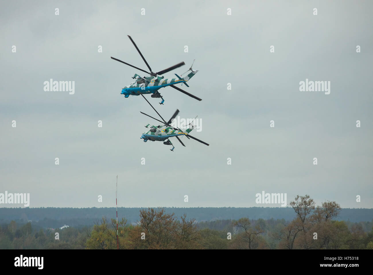 Zhitomir, Ukraine - 29 septembre 2010 : une paire de l'armée ukrainienne d'hélicoptères d'attaque Mi-24 en vol pendant ma formation militaire Banque D'Images