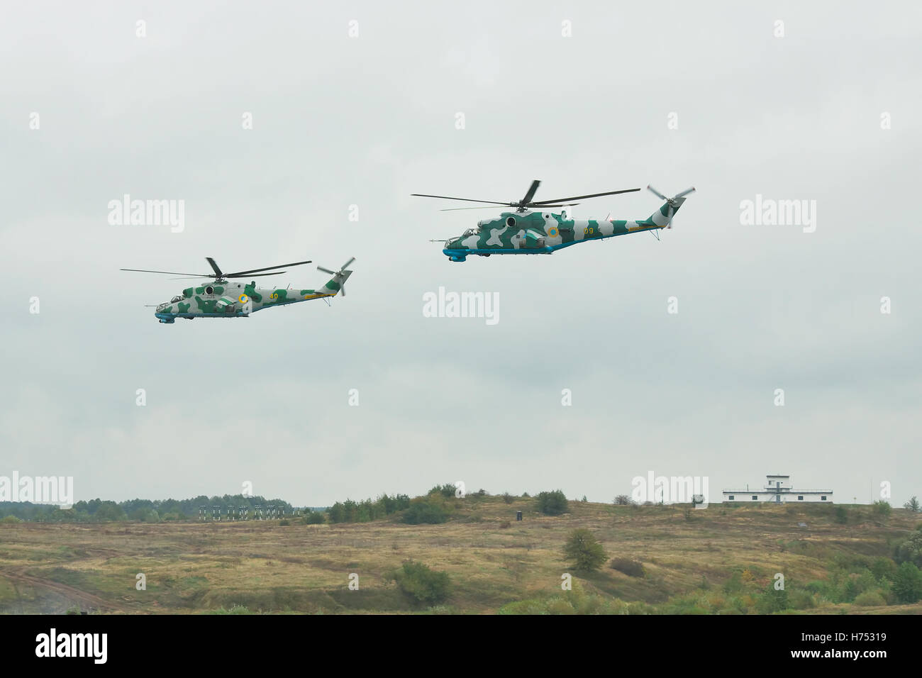 Zhitomir, Ukraine - 29 septembre 2010 : une paire de l'armée ukrainienne d'hélicoptères d'attaque Mi-24 en vol pendant les formations militaires - Banque D'Images