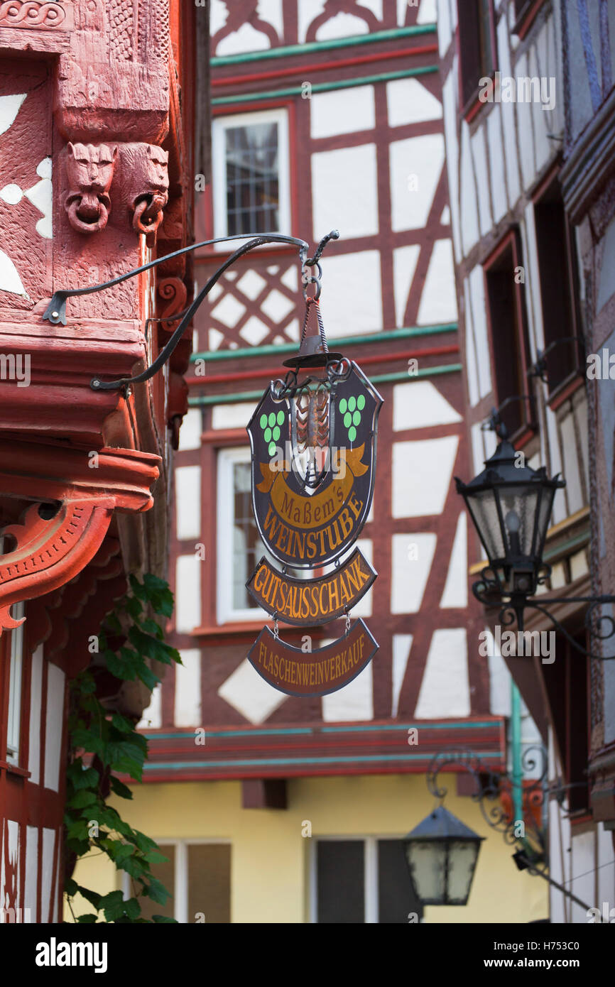 Restaurant sign, Bernkastel-Kues, Rhénanie-Palatinat, Allemagne Banque D'Images
