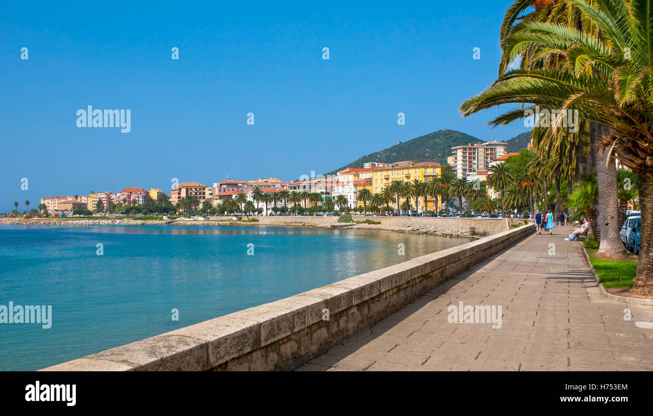 Boulevard Pascal Rossini est le lieu de prédilection pour les promenades touristiques entre le soleil et le shopping, Ajaccio, Corse, France. Banque D'Images