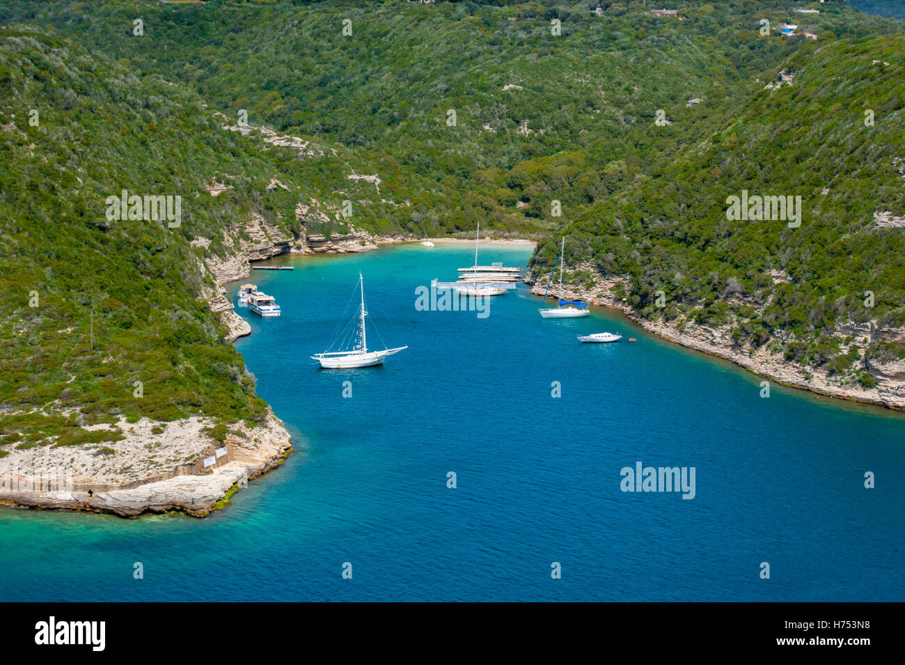 La vue panoramique sur le yacht dans le petit havre de Bonifacio, Corse Banque D'Images