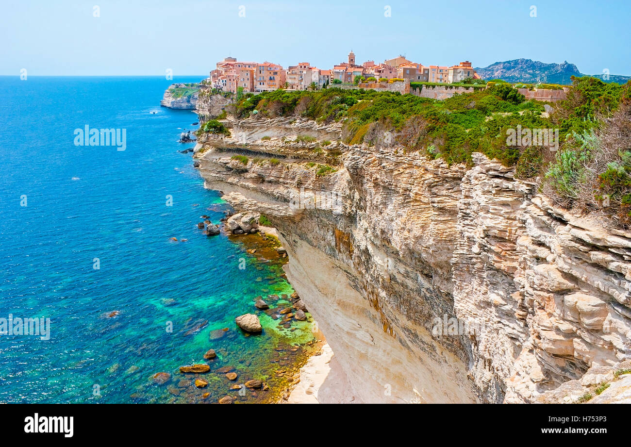 L'une des plus belles villes de Corse situé sur le haut de la falaise blanche Banque D'Images