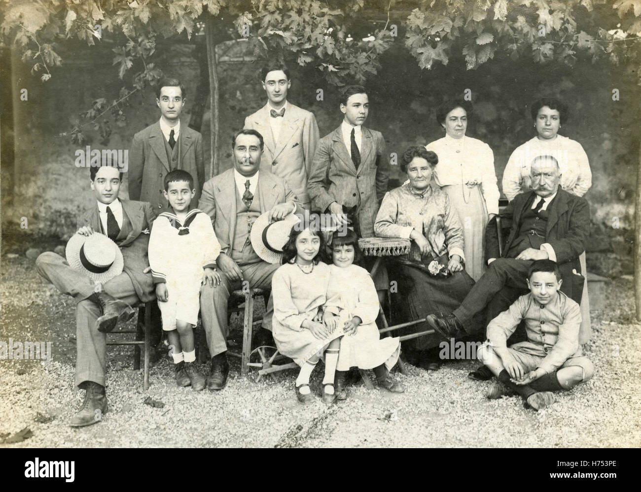 Portrait d'une famille nombreuse dans le jardin, Italie Banque D'Images