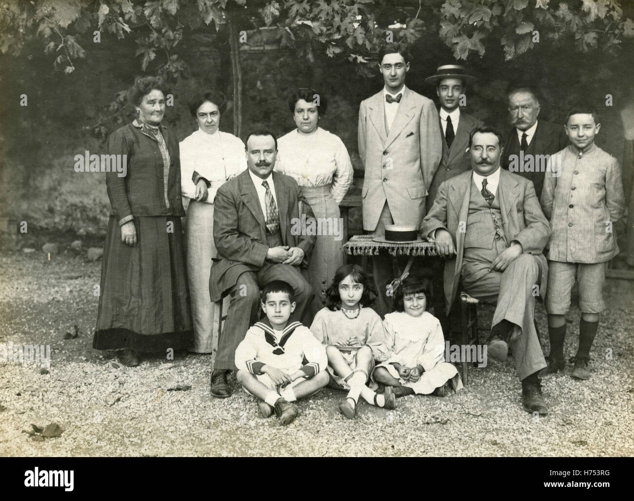 Portrait d'une famille nombreuse dans le jardin, Italie Banque D'Images