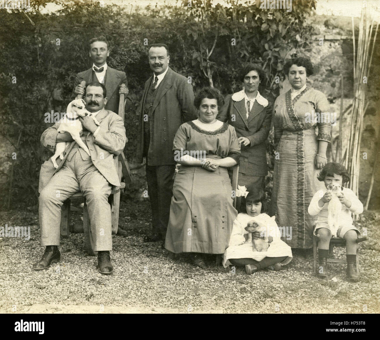 Portrait d'une famille nombreuse dans le jardin, Italie Banque D'Images