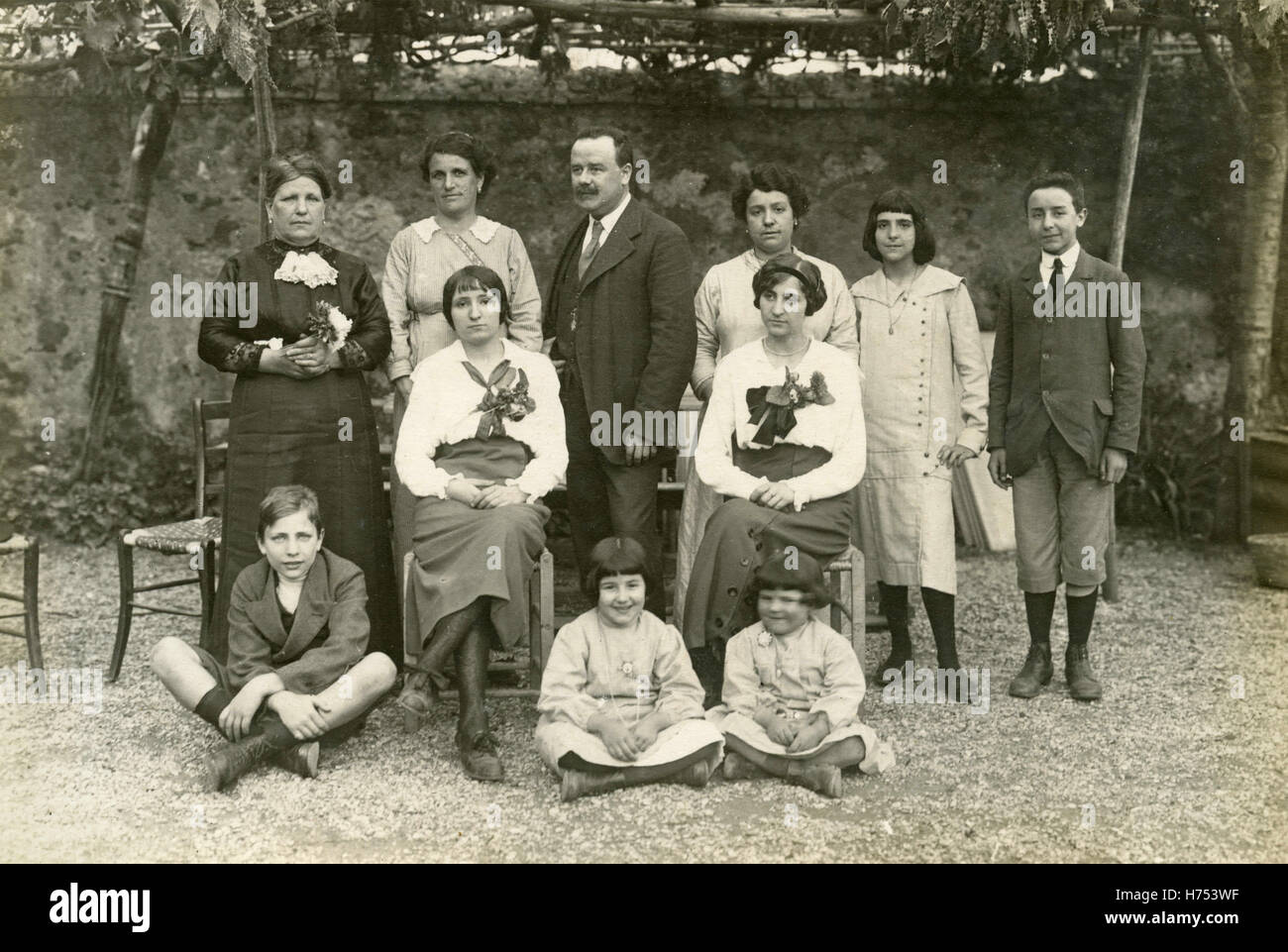 Portrait d'une famille nombreuse dans le jardin, Italie Banque D'Images