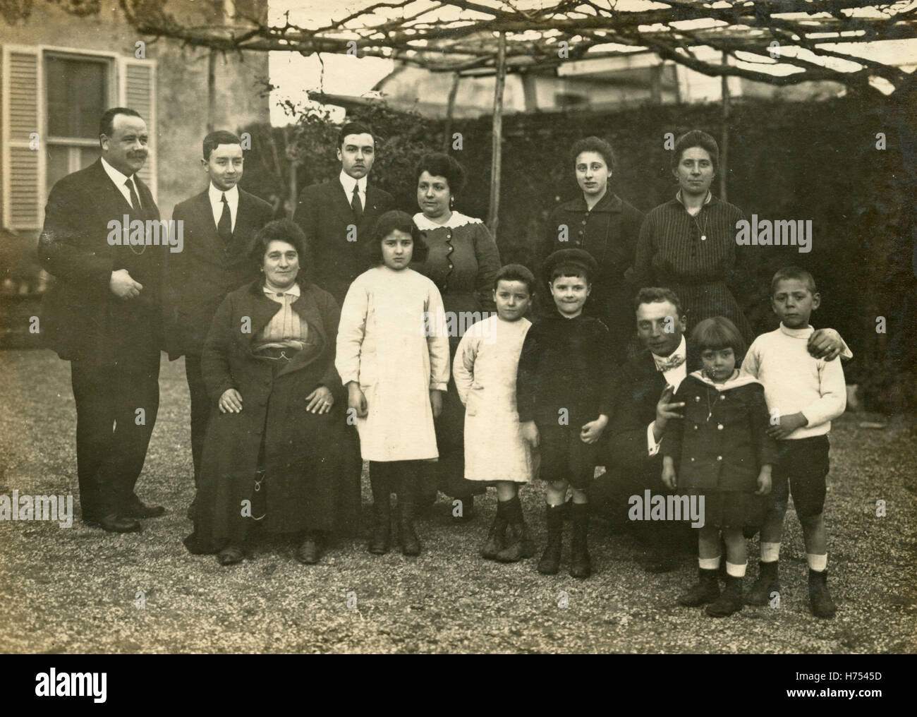 Portrait d'une famille nombreuse dans le jardin, Italie Banque D'Images