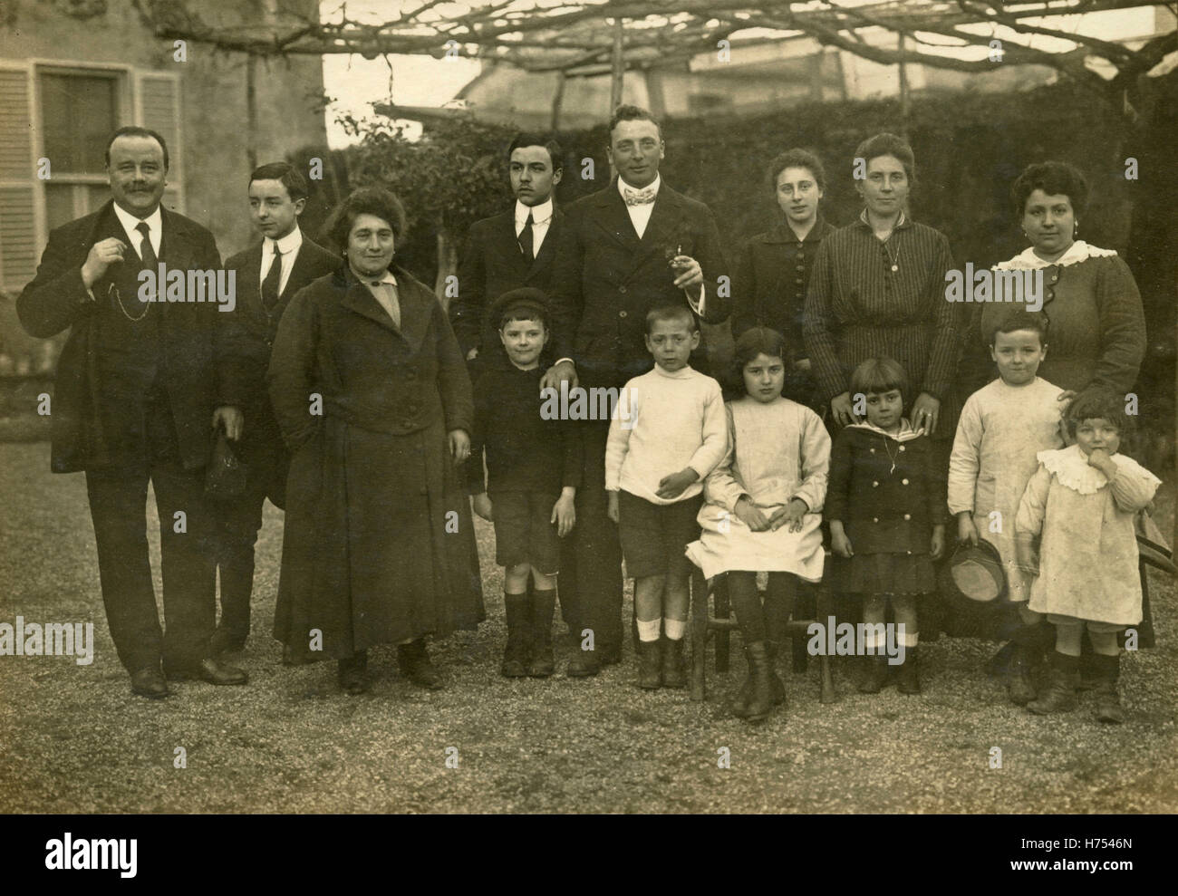 Portrait d'une famille nombreuse dans le jardin, Italie Banque D'Images