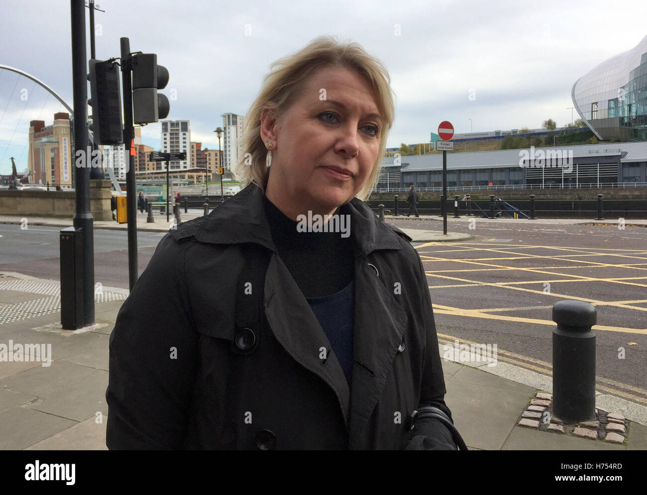 PR handler Claire coiffure qui a gagné un litige quant à un projet de loi qu'elle est due par Katie Cutler, en dehors de la Cour de comté de Newcastle. Banque D'Images