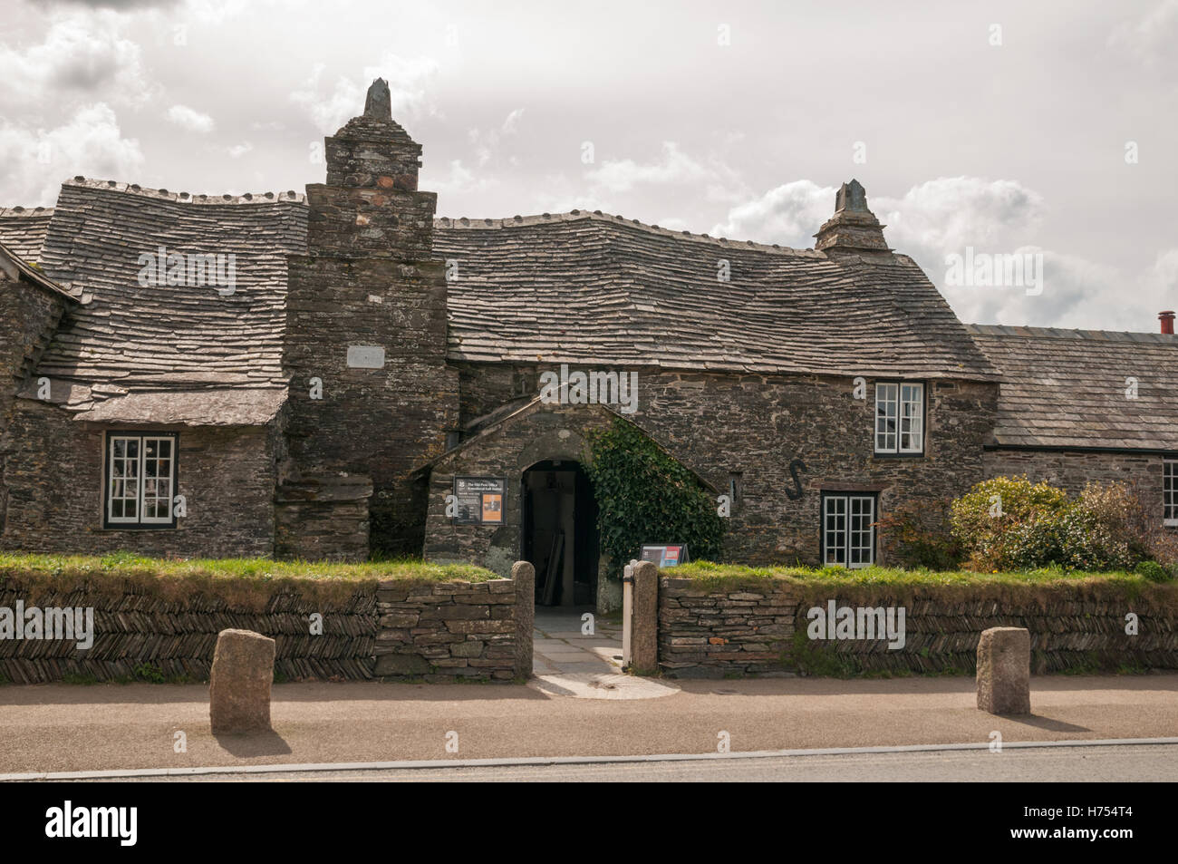 L'ancien bureau de poste, Tintagel, en Cornouailles. Savoirs traditionnels, pierre et ardoise maison médiévale longue. Propriété du National Trust. Banque D'Images