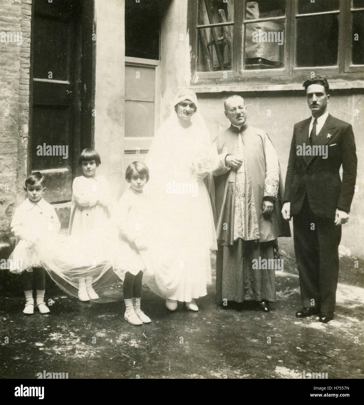 Mariée et le marié avec le prêtre et les enfants pages, Italie Banque D'Images
