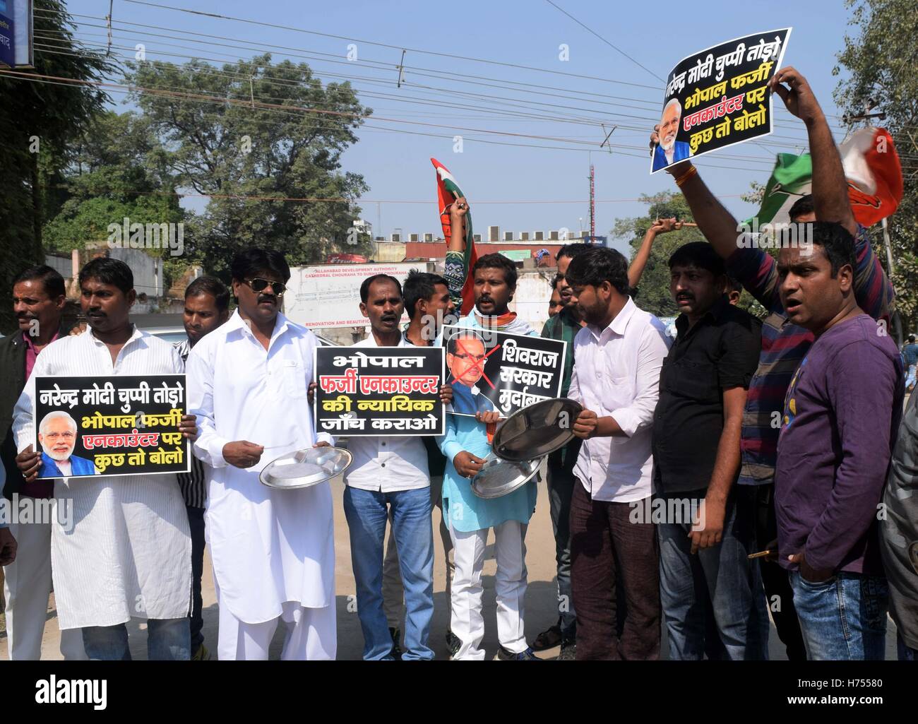 Allahabad, Inde. 09Th Nov, 2016. Protestation des travailleurs du parti du Congrès exigeant une enquête judiciaire sur la rencontre de huit terroristes SIMI qui s'est échappé de prison à Allahabad. Credit : Prabhat Kumar Verma/Pacific Press/Alamy Live News Banque D'Images