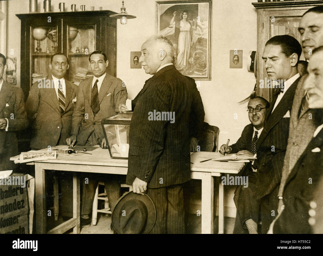 Le président espagnol Niceto Alcalá-Zamora voter dans les élections de juillet 1931, Madrid, Espagne Banque D'Images