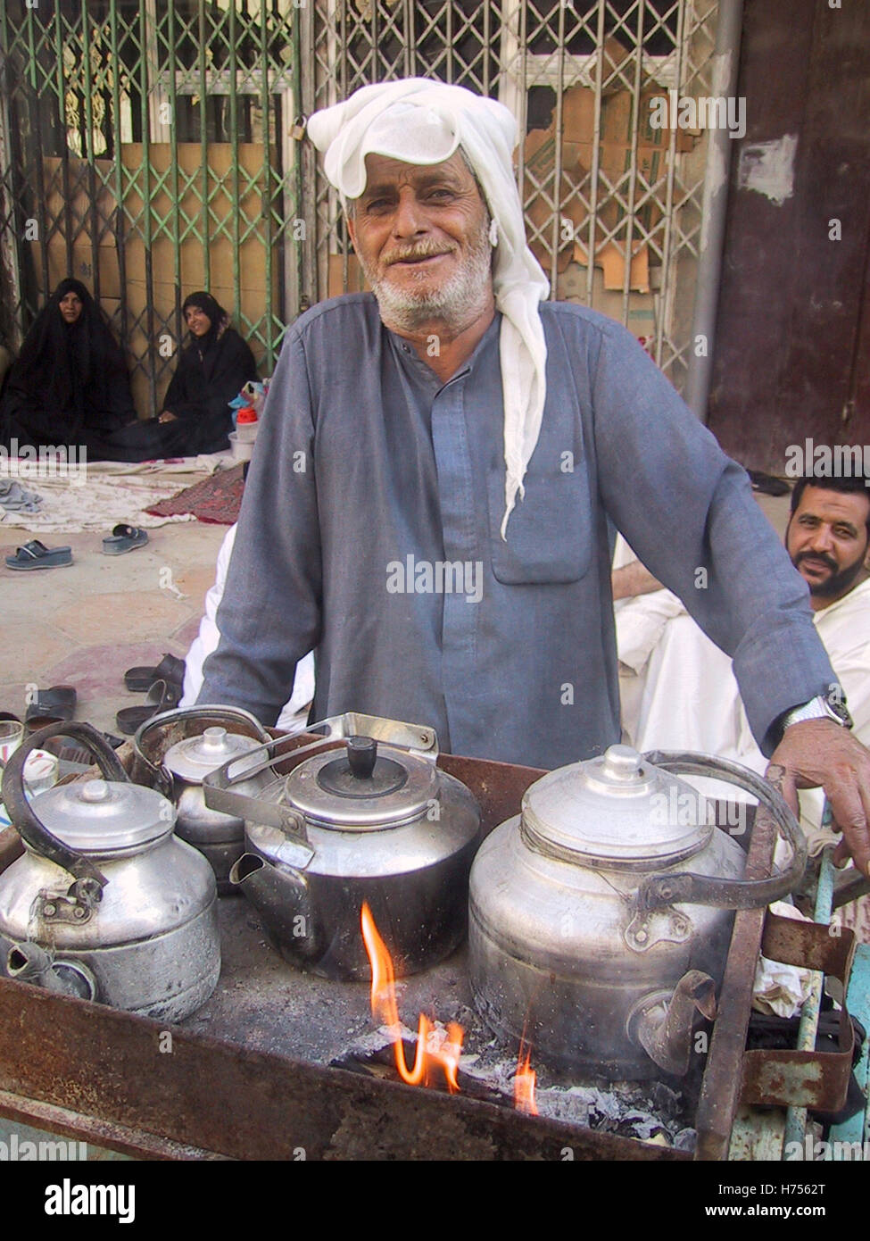 22 avril 2003 Près de la place principale, un vendeur de thé s'occupe de plusieurs marmites en ébullition pendant l'Achoura à Kerbala, en Irak. Banque D'Images