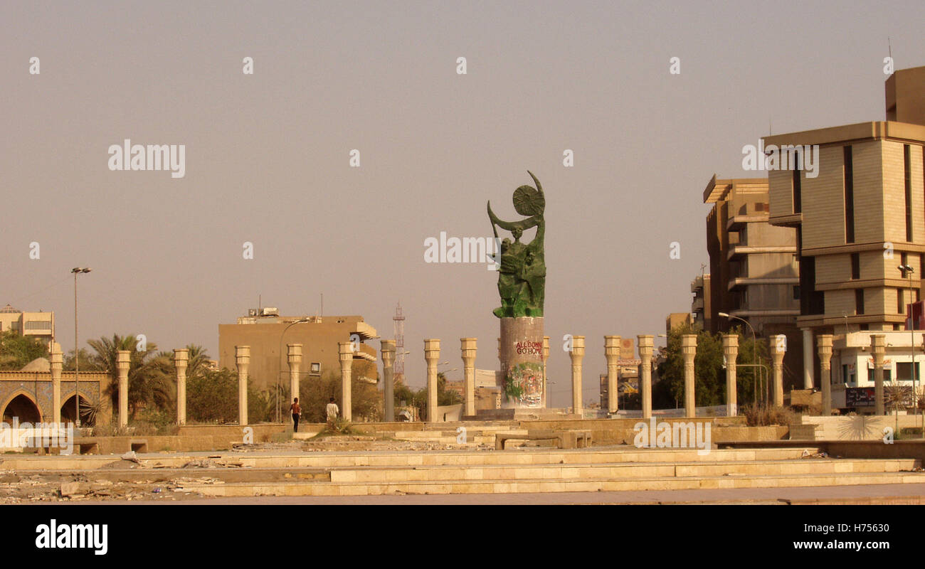 5 juillet 2003 La sculpture de Hamad Basim une famille irakienne qui a remplacé la statue de Saddam Hussein à Firdos (Paradise) Square à Bagdad, Iraq. Banque D'Images
