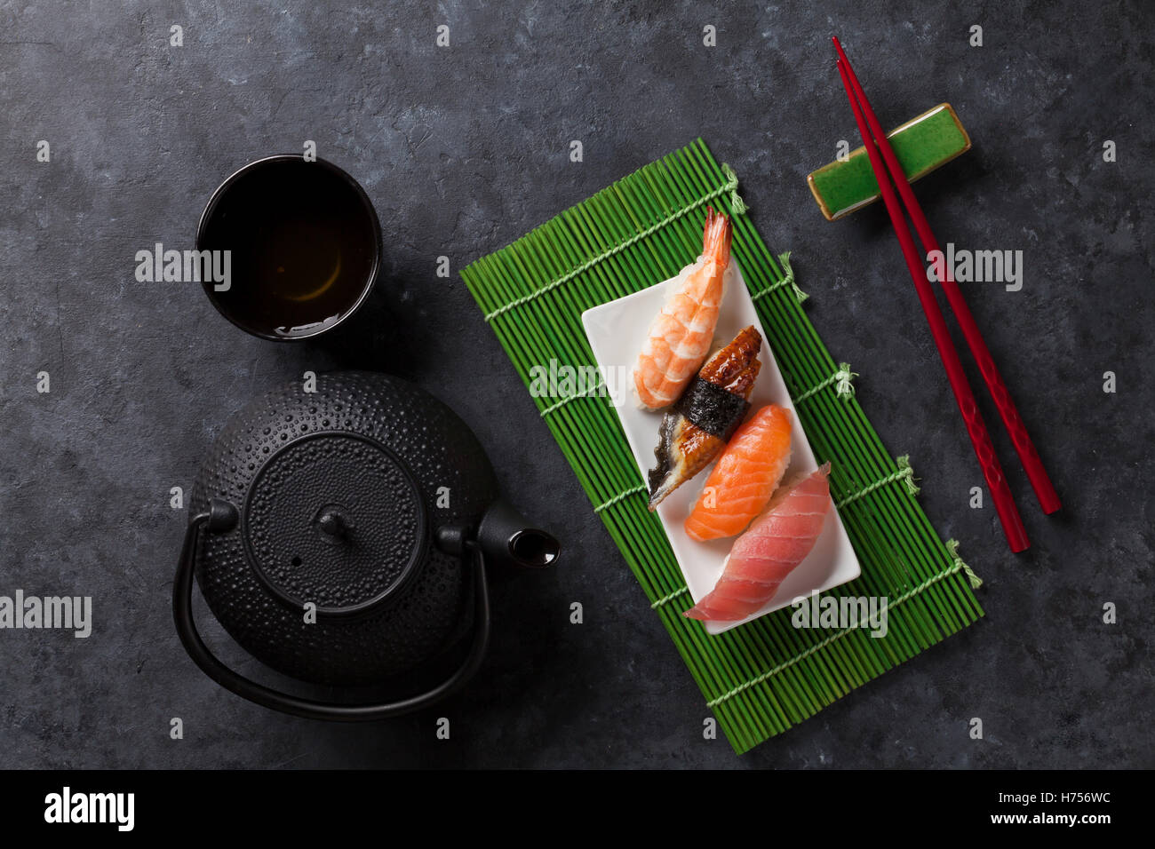 Ensemble de sushi et thé vert sur table en pierre. Vue d'en haut Banque D'Images