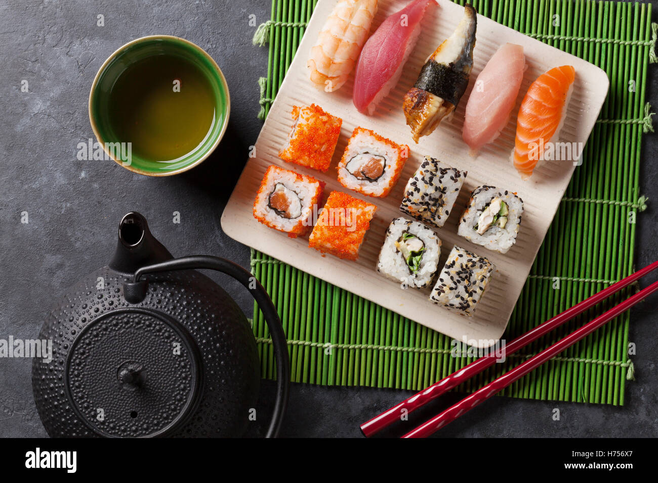 Ensemble de sushi, maki et thé vert sur table en pierre. Vue d'en haut Banque D'Images