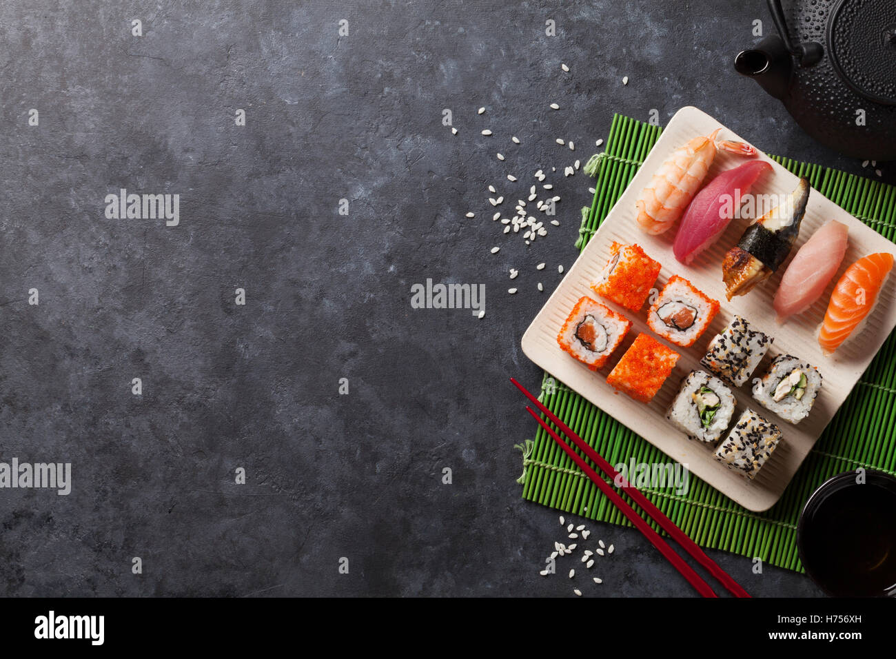 Ensemble de sushi, maki et thé vert sur table en pierre. Top View with copy space Banque D'Images