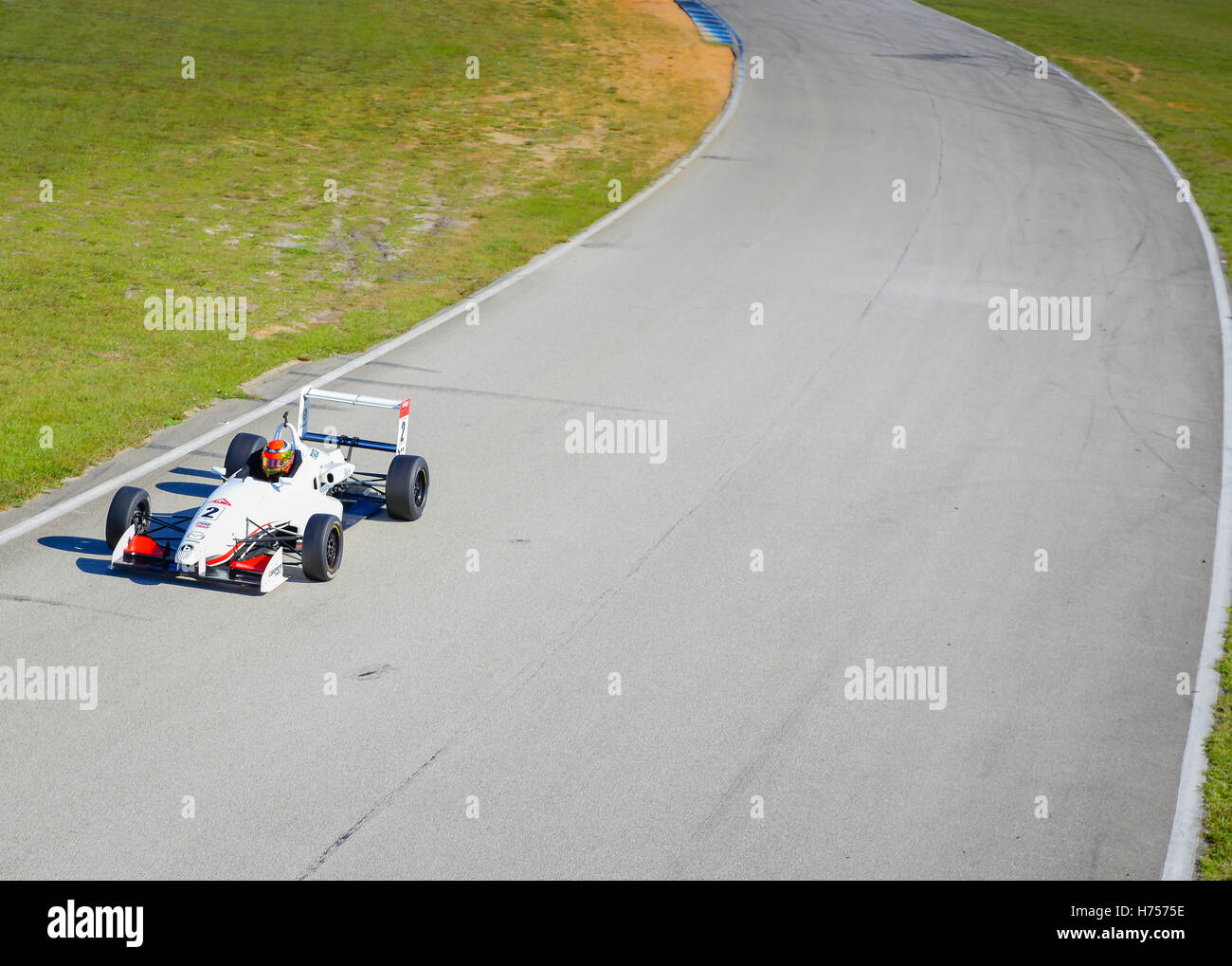 Une voiture de course Formule des vitesses la piste au Sebring International Raceway à Sebring, Floride Banque D'Images