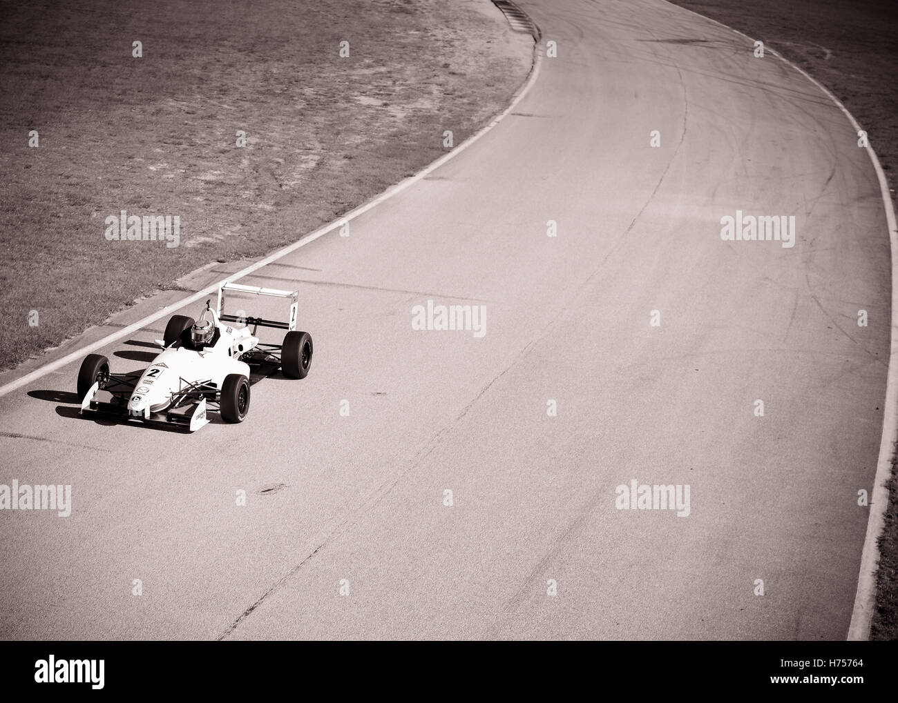 Une voiture de course Formule des vitesses la piste au Sebring International Raceway à Sebring, Floride Banque D'Images