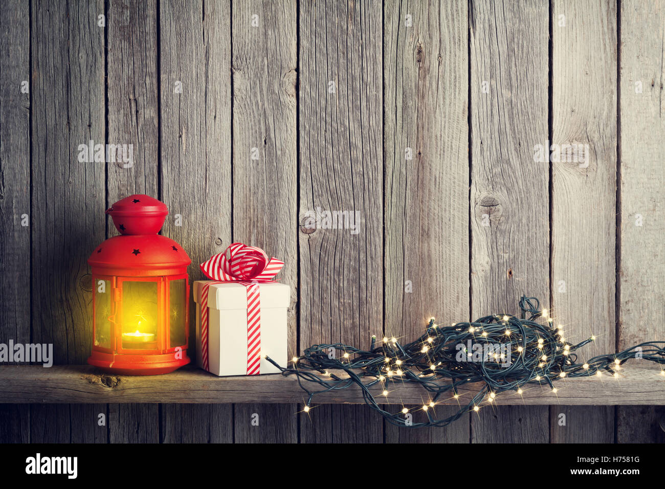 Lanterne à bougie de Noël, lumières de Noël et de cadeaux située en face du  mur en bois. Voir avec l'exemplaire de l'espace pour votre texte. Tonique  Photo Stock - Alamy