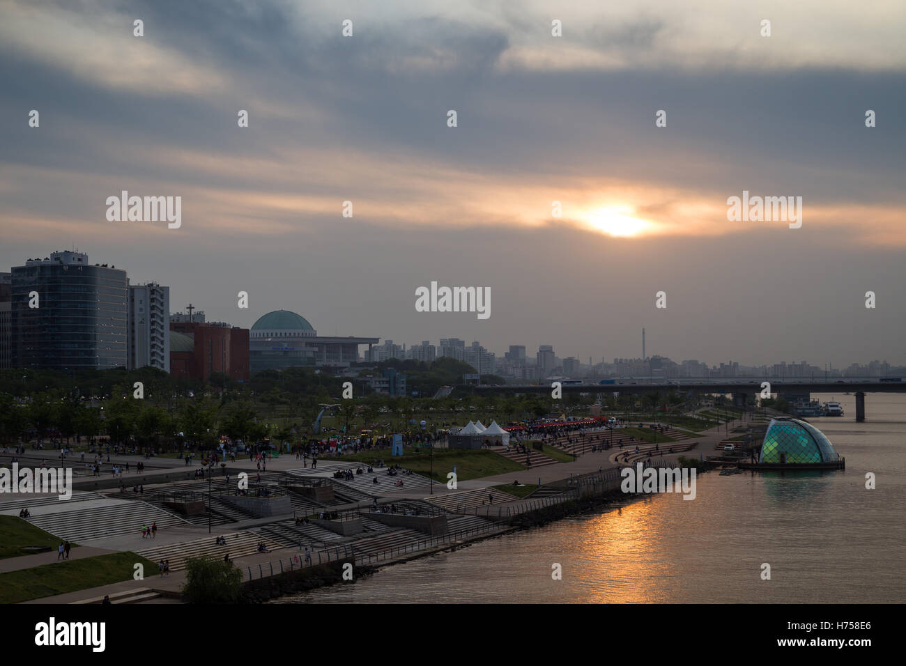 Vue sur un parc dans le fleuve le long de la rivière Han à Séoul, Corée du Sud, au coucher du soleil. Copier l'espace. Banque D'Images