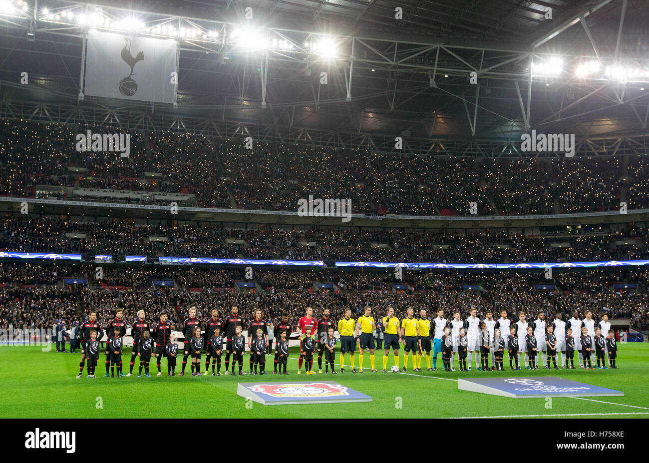 L'équipe deux line up avant le coup d'envoi au cours de la Ligue des Champions, match au stade de Wembley, Londres. Banque D'Images