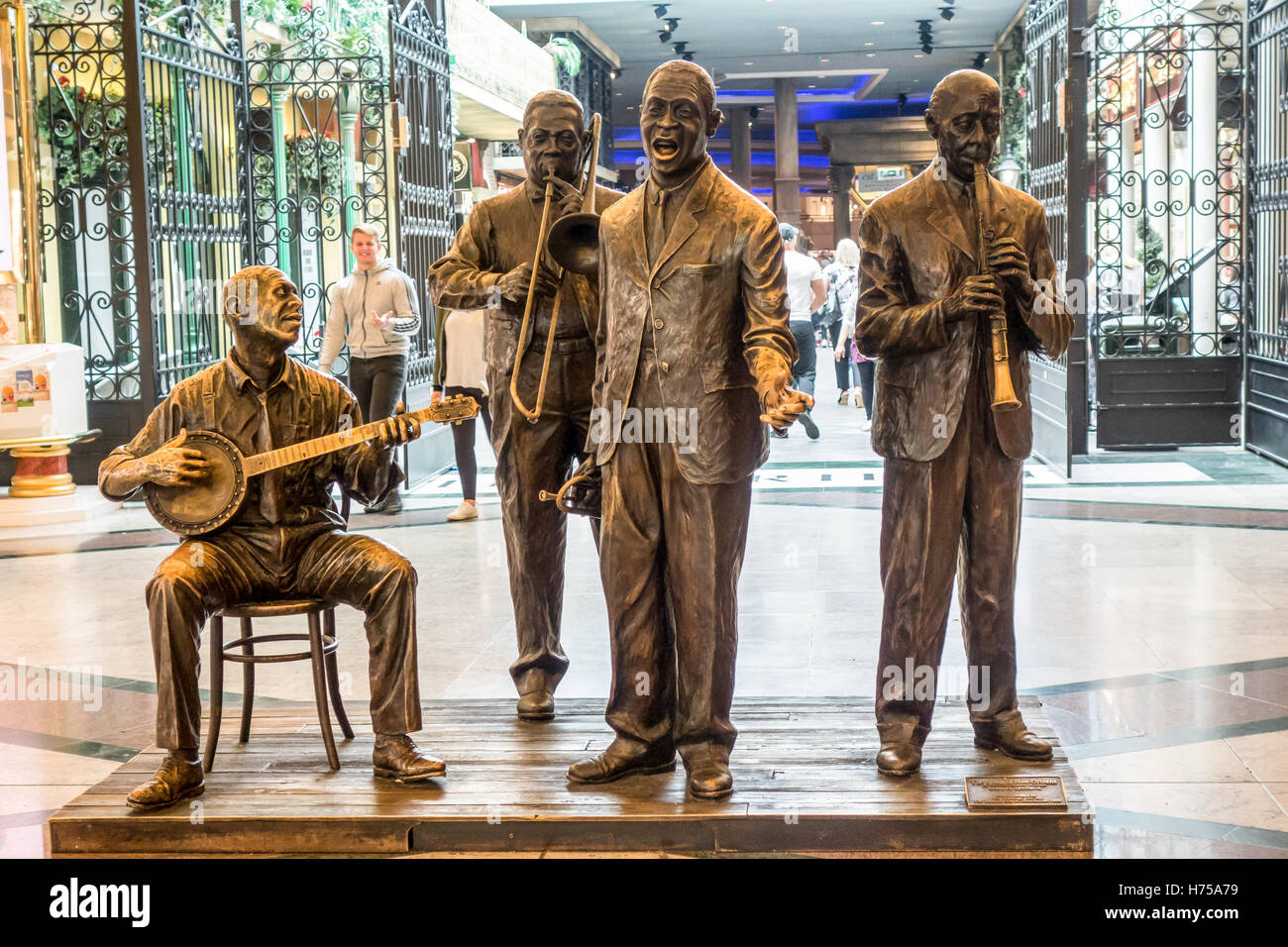 Une sculpture intitulée l'esprit de la Nouvelle Orléans est affichée à la Nouvelle Orléans Quart à Trafford Centre commercial à Manchester. Banque D'Images