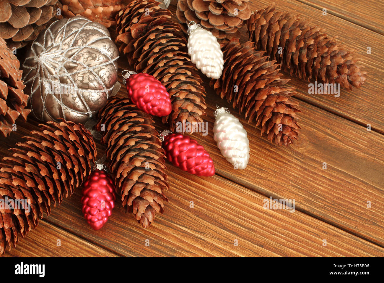 Composition de Noël - jouets et des pommes de pin sur fond de bois Banque D'Images