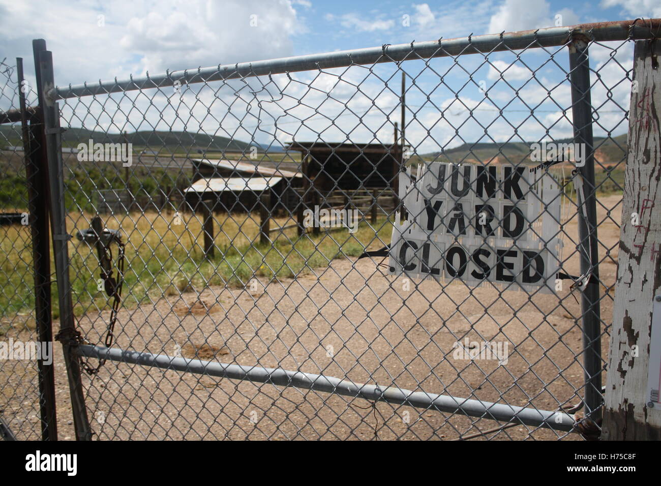 Junk Yard junkyard signe clos gate dead end road abandonnés Banque D'Images