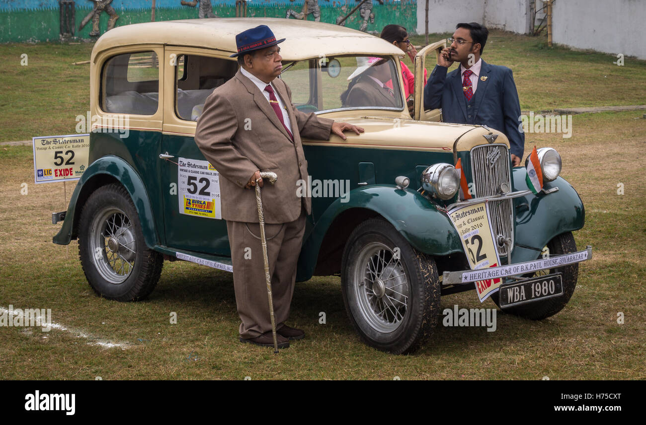Heureux propriétaire se trouve à côté de son Austin Seven (1938) modèle vintage car à l'homme d'État Vintage Rallye automobile à Fort William Kolkata. Banque D'Images
