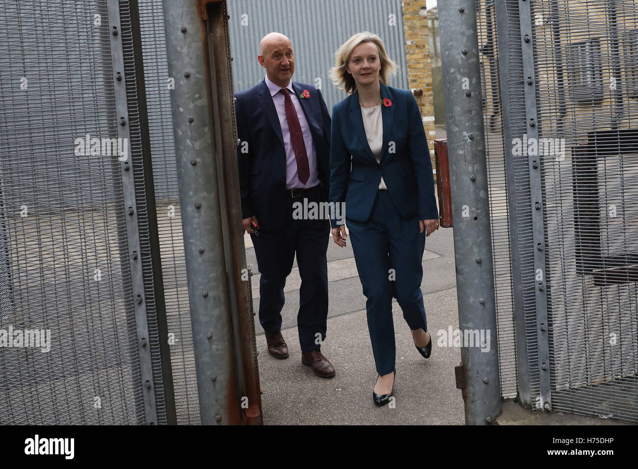 Secrétaire d'Etat à la justice Liz Truss est escorté autour de l'habitat par le directeur de la prison de Brixton David Bamford. Banque D'Images